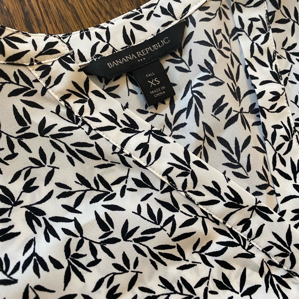 Flutter sleeve black and white Banana Republic Dress
